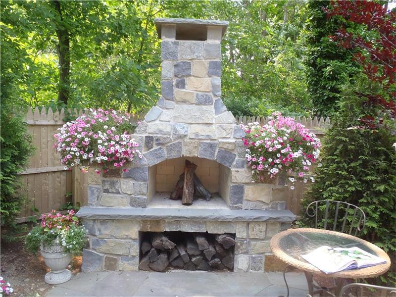 Outdoor Fireplace & Fire Pit 